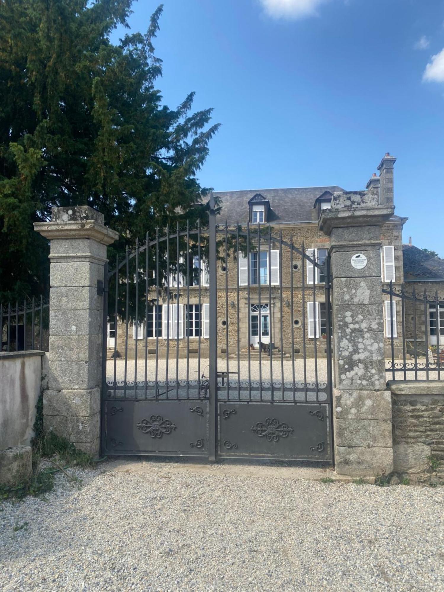 Chateau De La Robiniere Apartment Saint-Cyr-en-Pail Luaran gambar